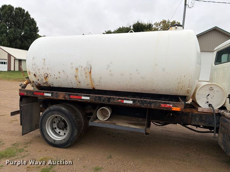 image for item FT6714 1989 International 2375 vacuum truck