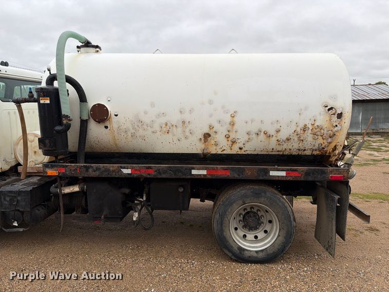 image for item FT6714 1989 International 2375 vacuum truck