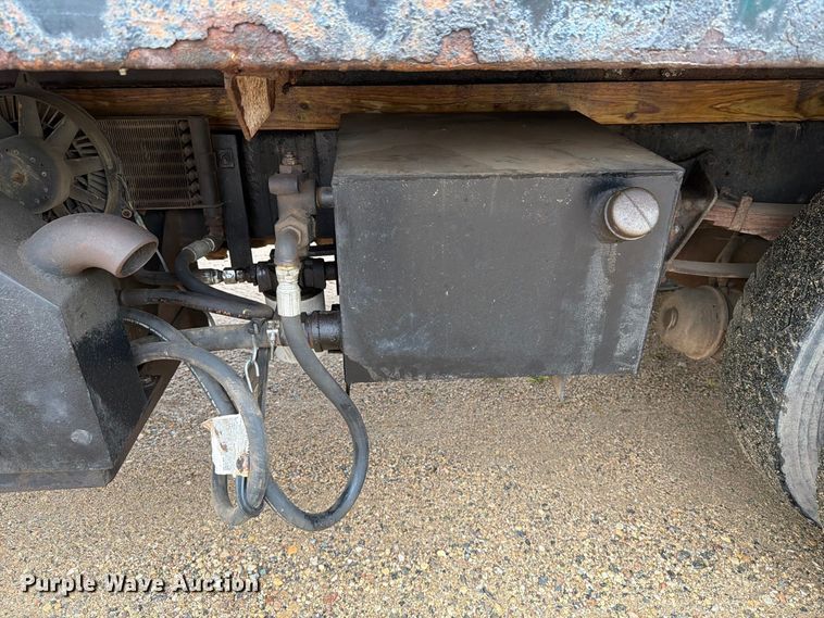 image for item FT6714 1989 International 2375 vacuum truck