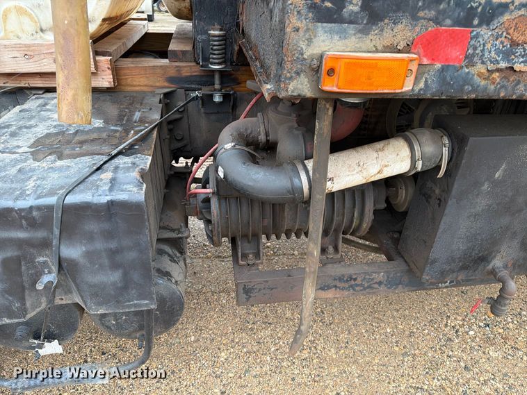 image for item FT6714 1989 International 2375 vacuum truck