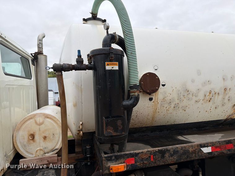 image for item FT6714 1989 International 2375 vacuum truck