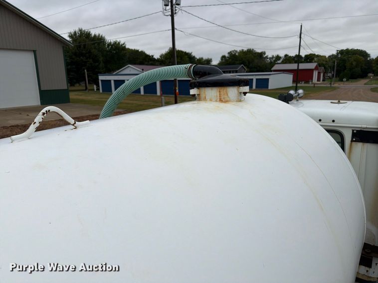 image for item FT6714 1989 International 2375 vacuum truck