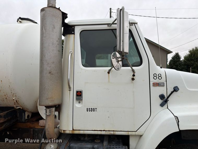 image for item FT6714 1989 International 2375 vacuum truck