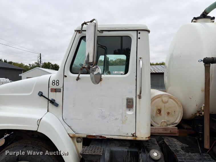 image for item FT6714 1989 International 2375 vacuum truck