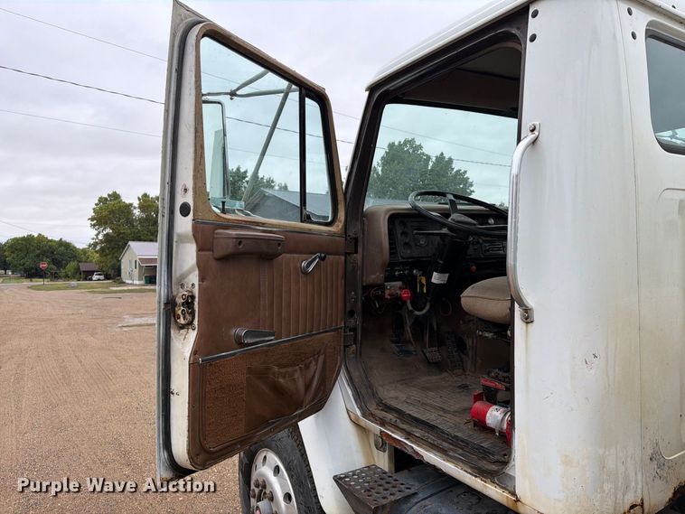 image for item FT6714 1989 International 2375 vacuum truck