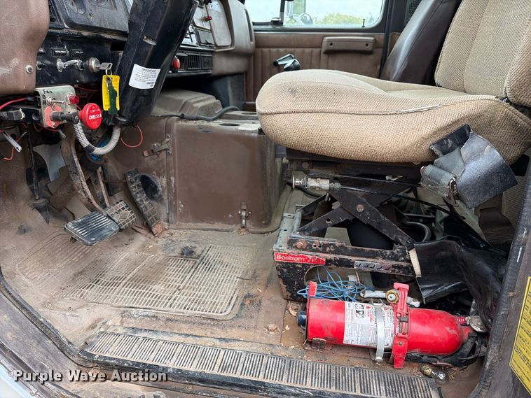 image for item FT6714 1989 International 2375 vacuum truck