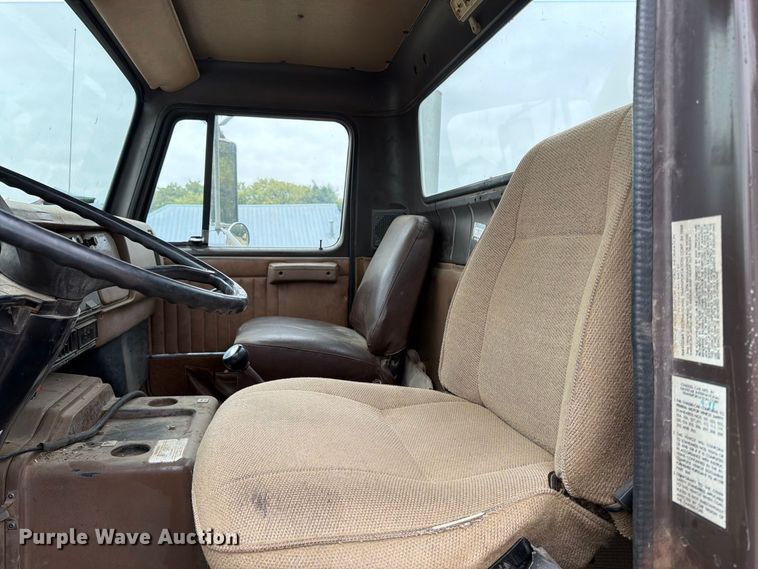 image for item FT6714 1989 International 2375 vacuum truck