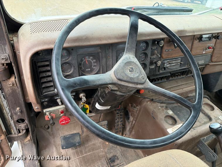 image for item FT6714 1989 International 2375 vacuum truck
