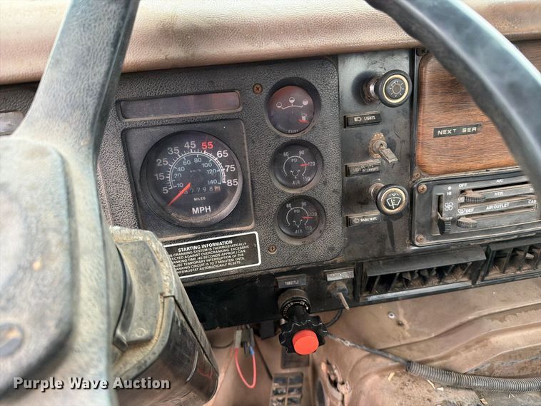 image for item FT6714 1989 International 2375 vacuum truck