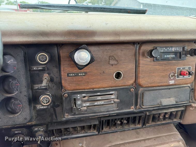 image for item FT6714 1989 International 2375 vacuum truck