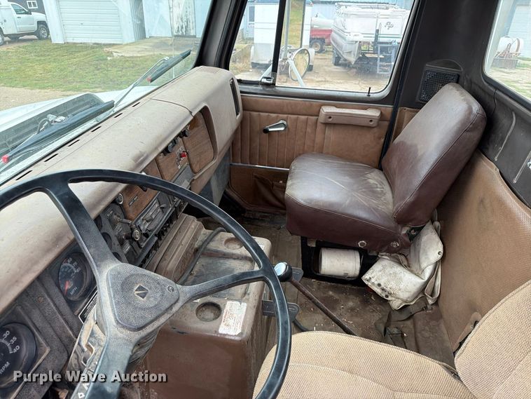image for item FT6714 1989 International 2375 vacuum truck