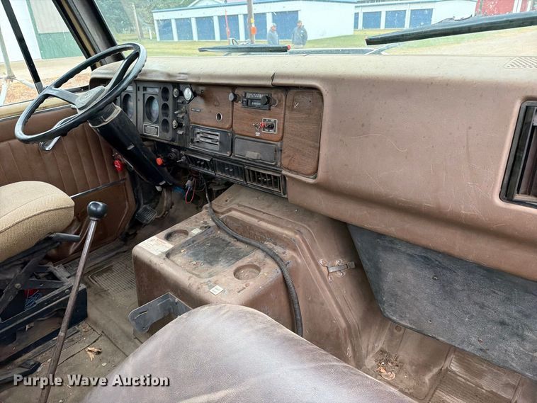 image for item FT6714 1989 International 2375 vacuum truck