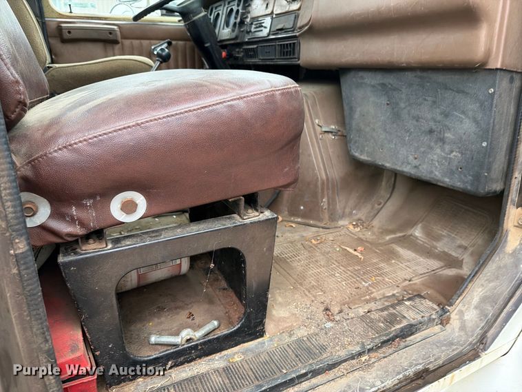 image for item FT6714 1989 International 2375 vacuum truck