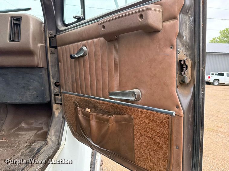 image for item FT6714 1989 International 2375 vacuum truck