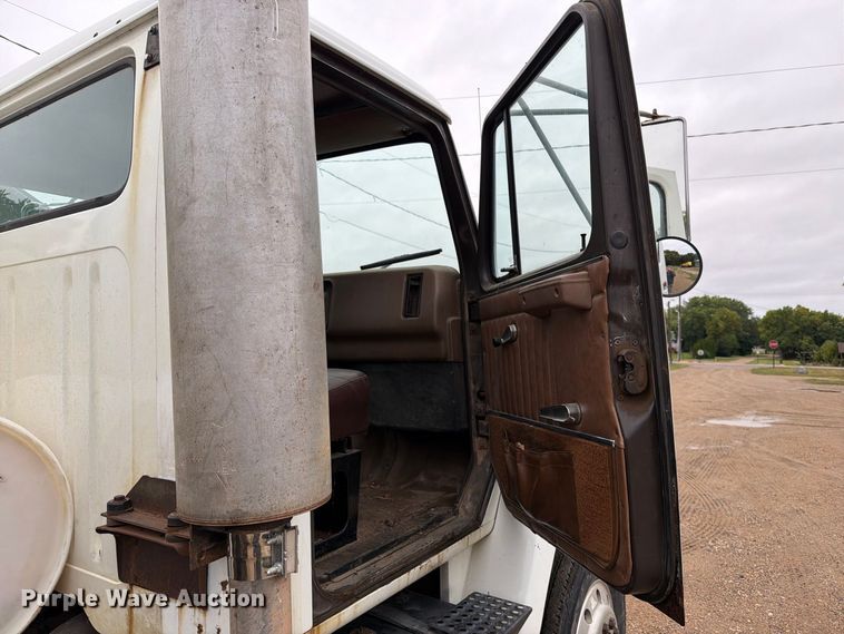 image for item FT6714 1989 International 2375 vacuum truck