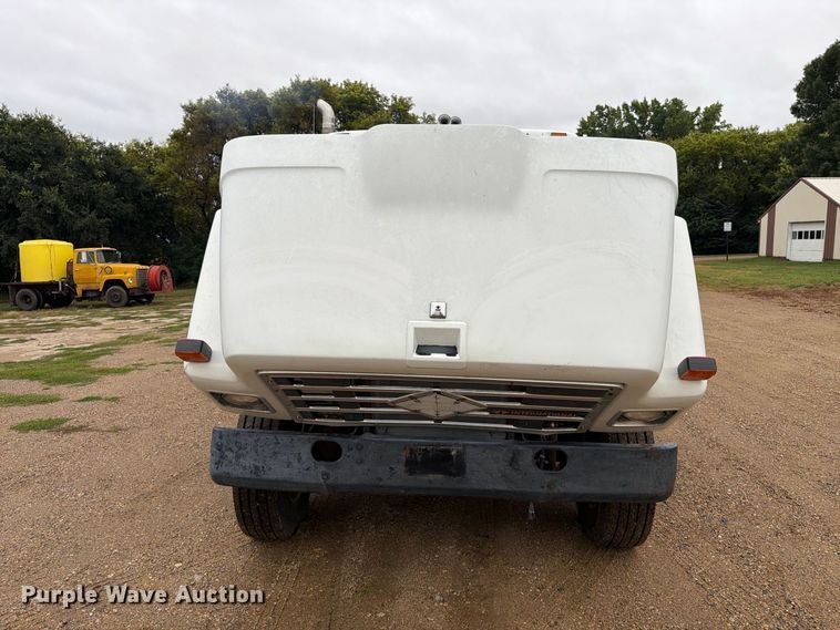 image for item FT6714 1989 International 2375 vacuum truck