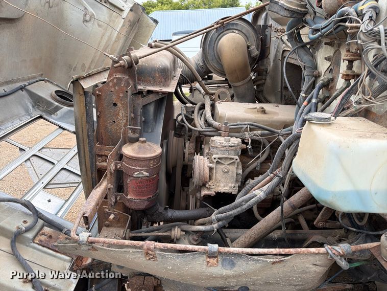 image for item FT6714 1989 International 2375 vacuum truck