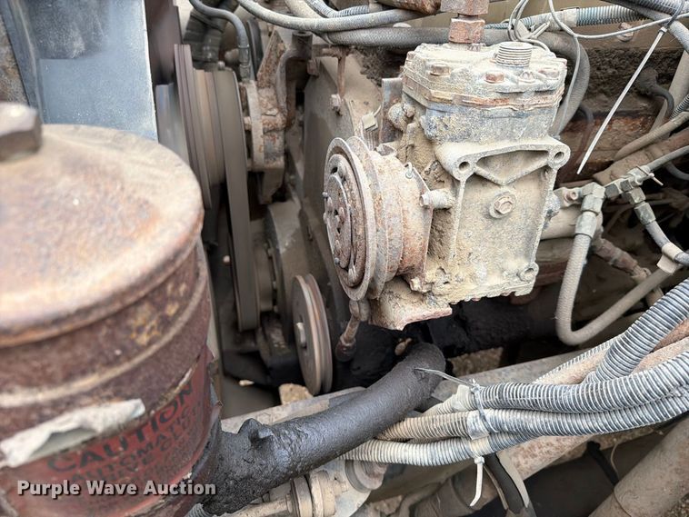 image for item FT6714 1989 International 2375 vacuum truck
