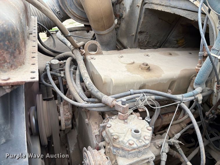 image for item FT6714 1989 International 2375 vacuum truck