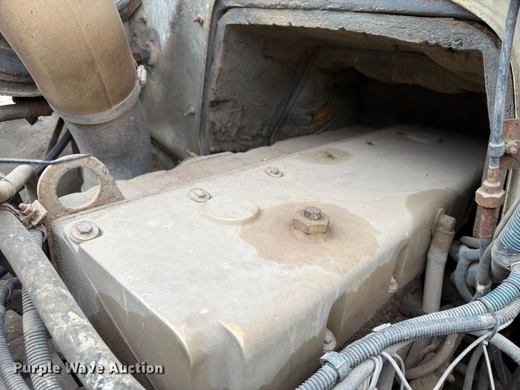 image for item FT6714 1989 International 2375 vacuum truck