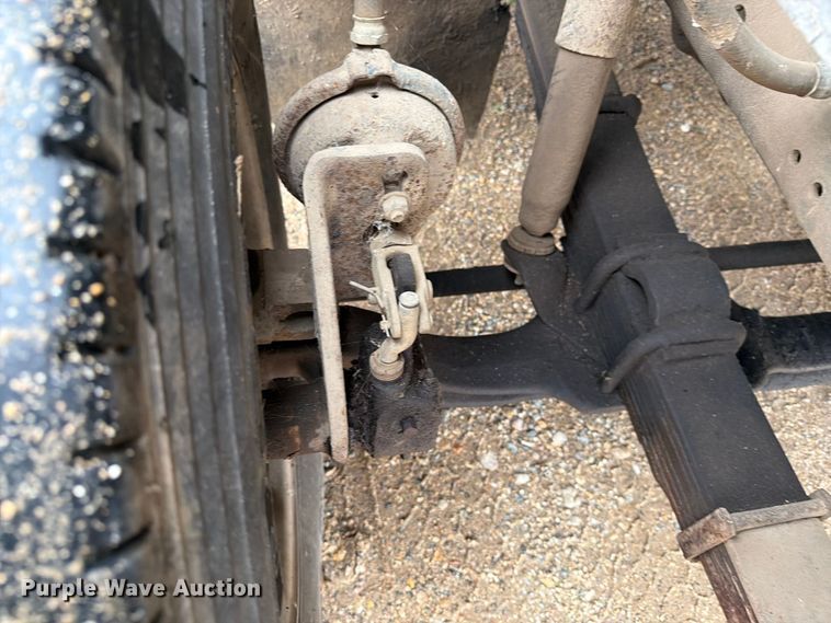 image for item FT6714 1989 International 2375 vacuum truck