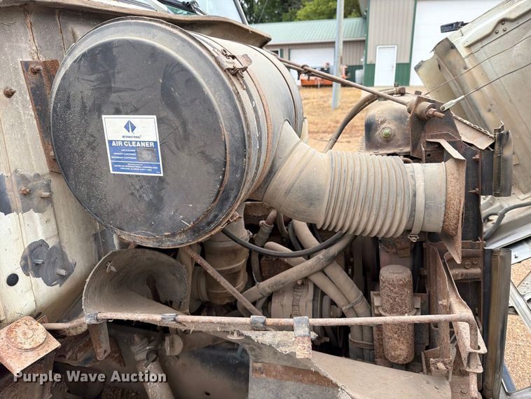 image for item FT6714 1989 International 2375 vacuum truck