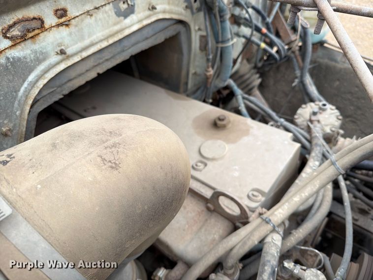 image for item FT6714 1989 International 2375 vacuum truck