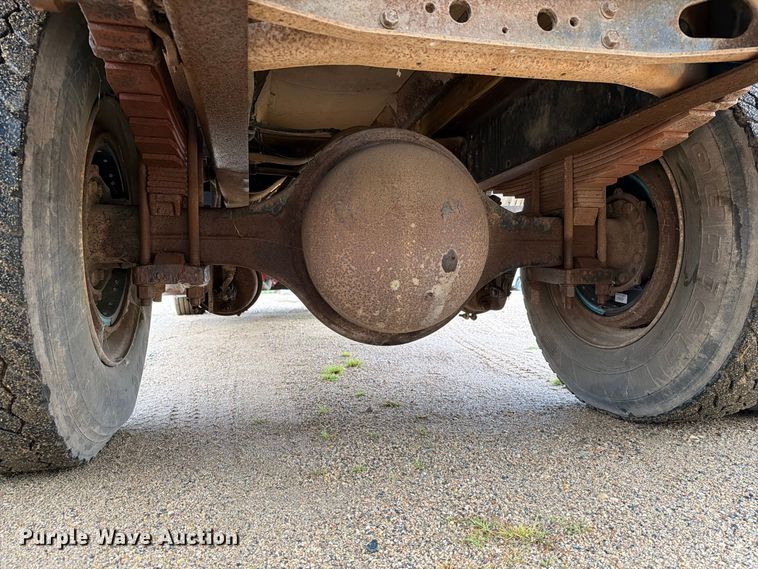image for item FT6714 1989 International 2375 vacuum truck