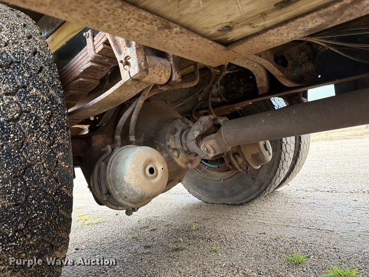 image for item FT6714 1989 International 2375 vacuum truck