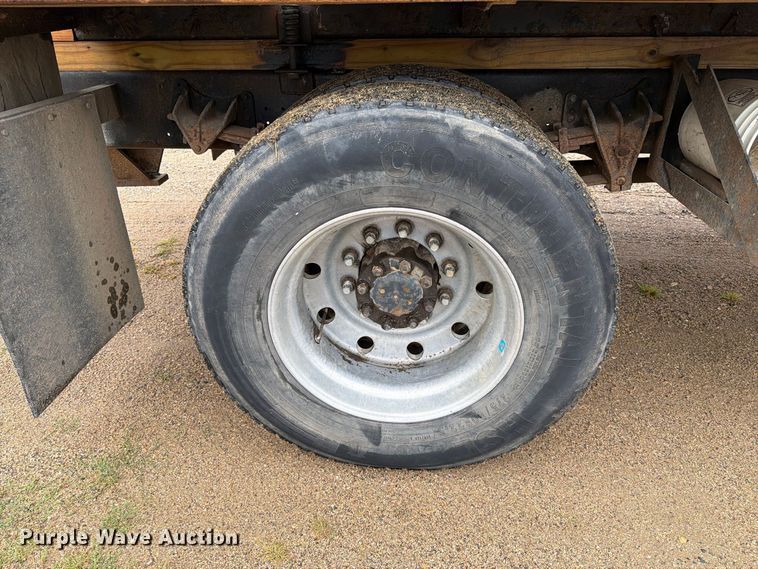 image for item FT6714 1989 International 2375 vacuum truck