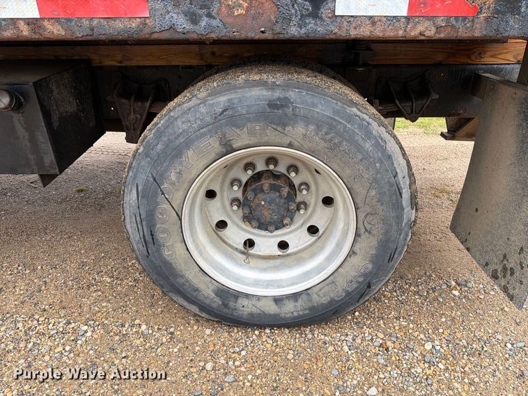 image for item FT6714 1989 International 2375 vacuum truck