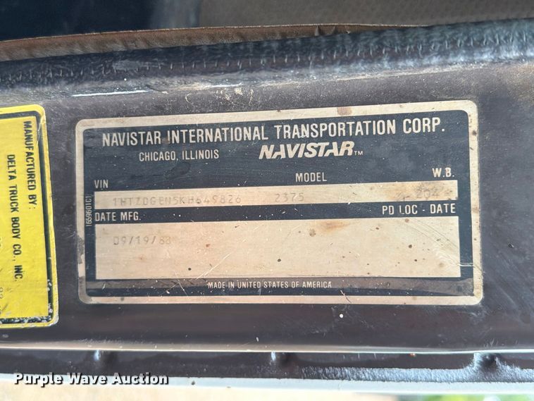 image for item FT6714 1989 International 2375 vacuum truck