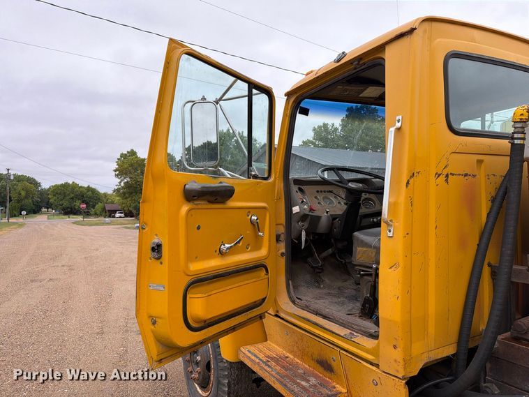 image for item FT6715 1973 Ford F810 sewer jetter truck