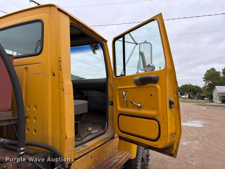 image for item FT6715 1973 Ford F810 sewer jetter truck