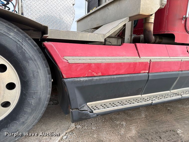 image for item FT8107 1991 Freightliner USF-1E semi truck