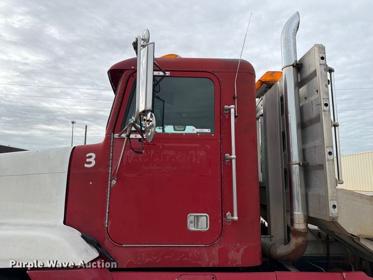 image for item FT8107 1991 Freightliner USF-1E semi truck