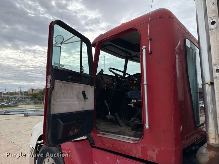image for item FT8107 1991 Freightliner USF-1E semi truck
