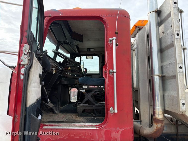 image for item FT8107 1991 Freightliner USF-1E semi truck