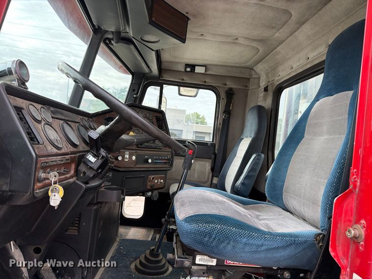 image for item FT8107 1991 Freightliner USF-1E semi truck