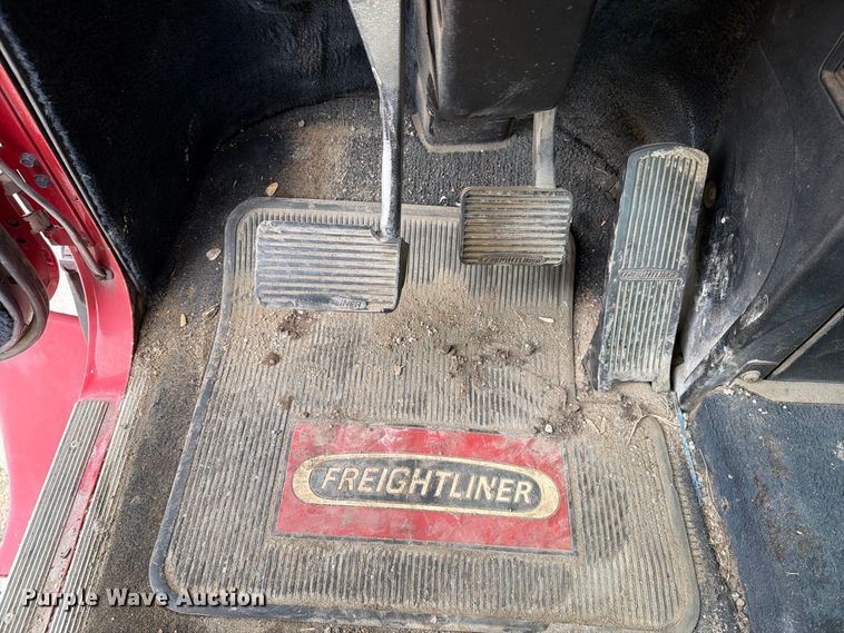 image for item FT8107 1991 Freightliner USF-1E semi truck