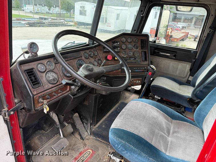 image for item FT8107 1991 Freightliner USF-1E semi truck