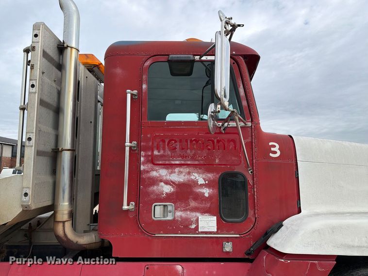 image for item FT8107 1991 Freightliner USF-1E semi truck