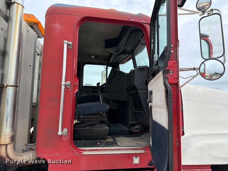 image for item FT8107 1991 Freightliner USF-1E semi truck