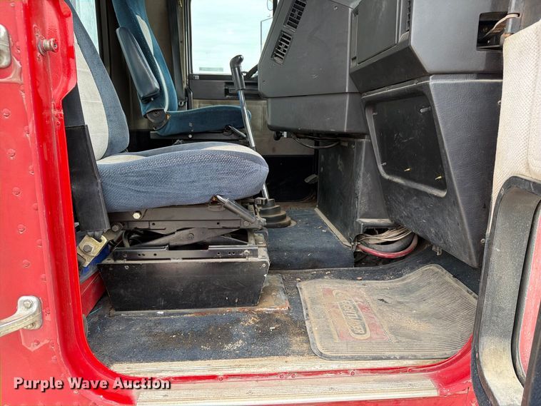 image for item FT8107 1991 Freightliner USF-1E semi truck