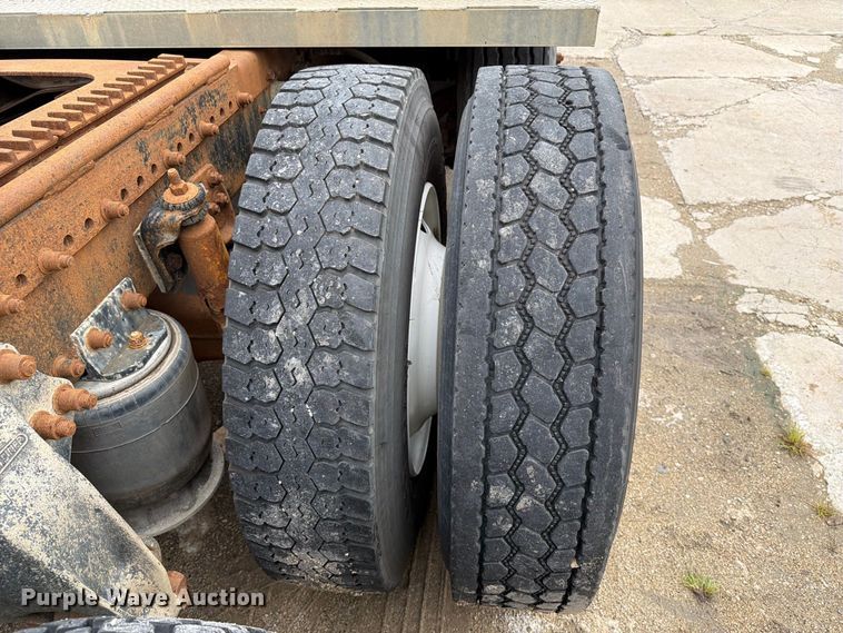 image for item FT8107 1991 Freightliner USF-1E semi truck
