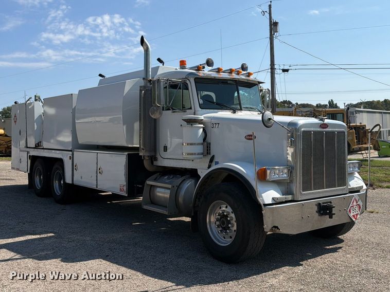 image for item FU4597 2001 Peterbilt 378 fuel / lube truck