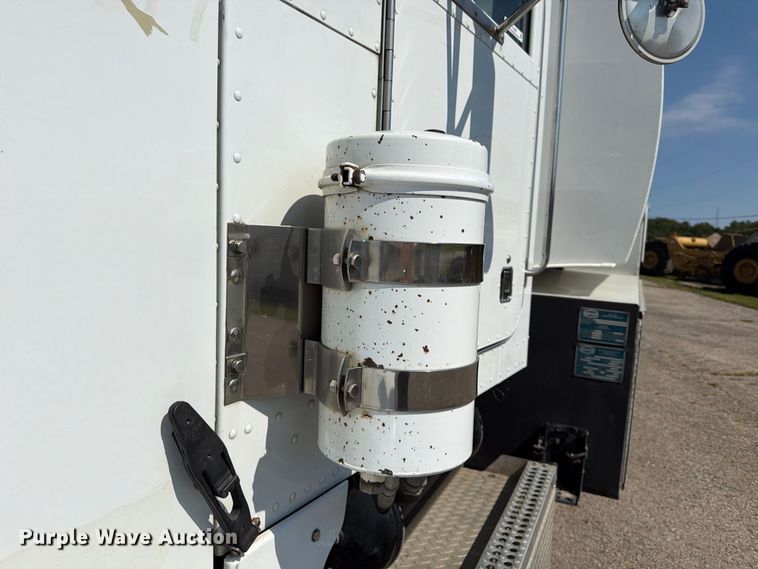 image for item FU4597 2001 Peterbilt 378 fuel / lube truck
