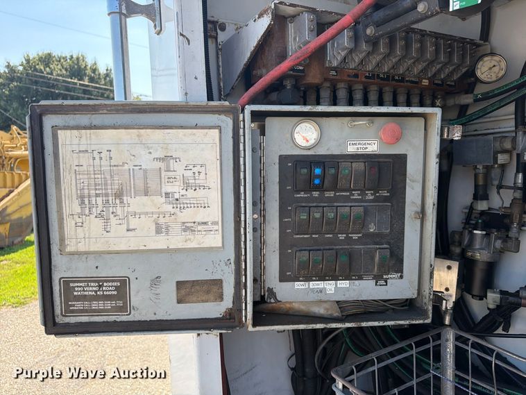 image for item FU4597 2001 Peterbilt 378 fuel / lube truck
