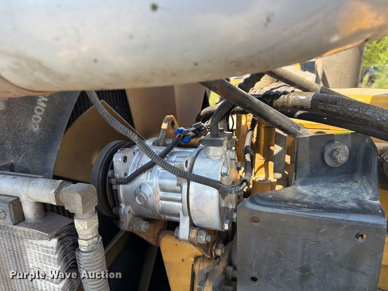 image for item FU4597 2001 Peterbilt 378 fuel / lube truck