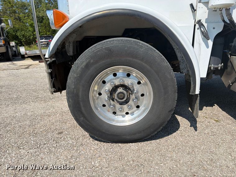 image for item FU4597 2001 Peterbilt 378 fuel / lube truck